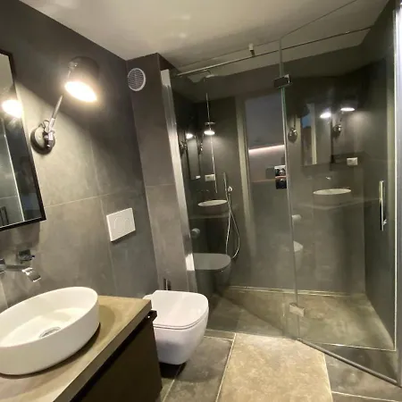 Apartment Luxury Getaway With Pool, Garden & Privacy
